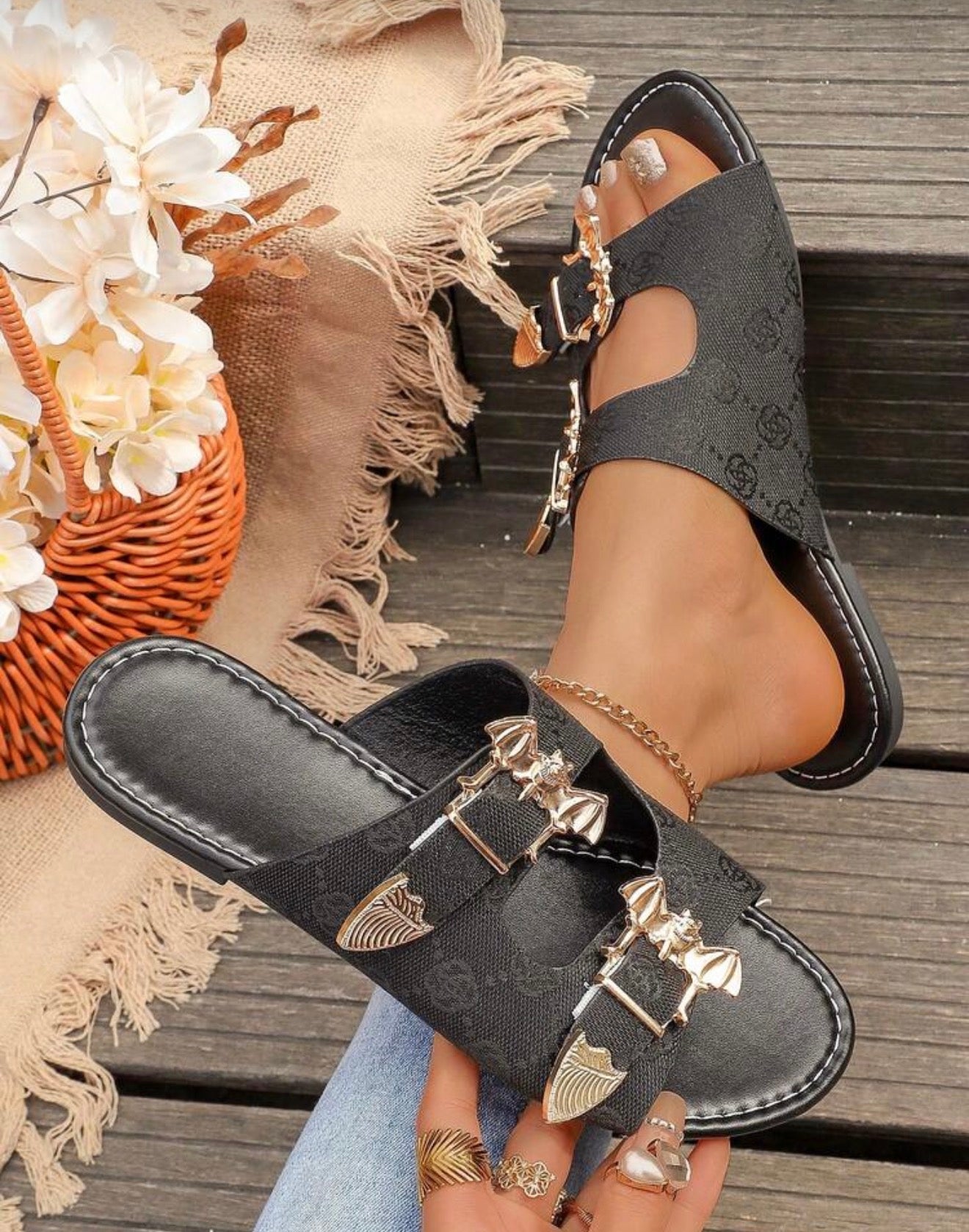 2-cross Pendant Sandals