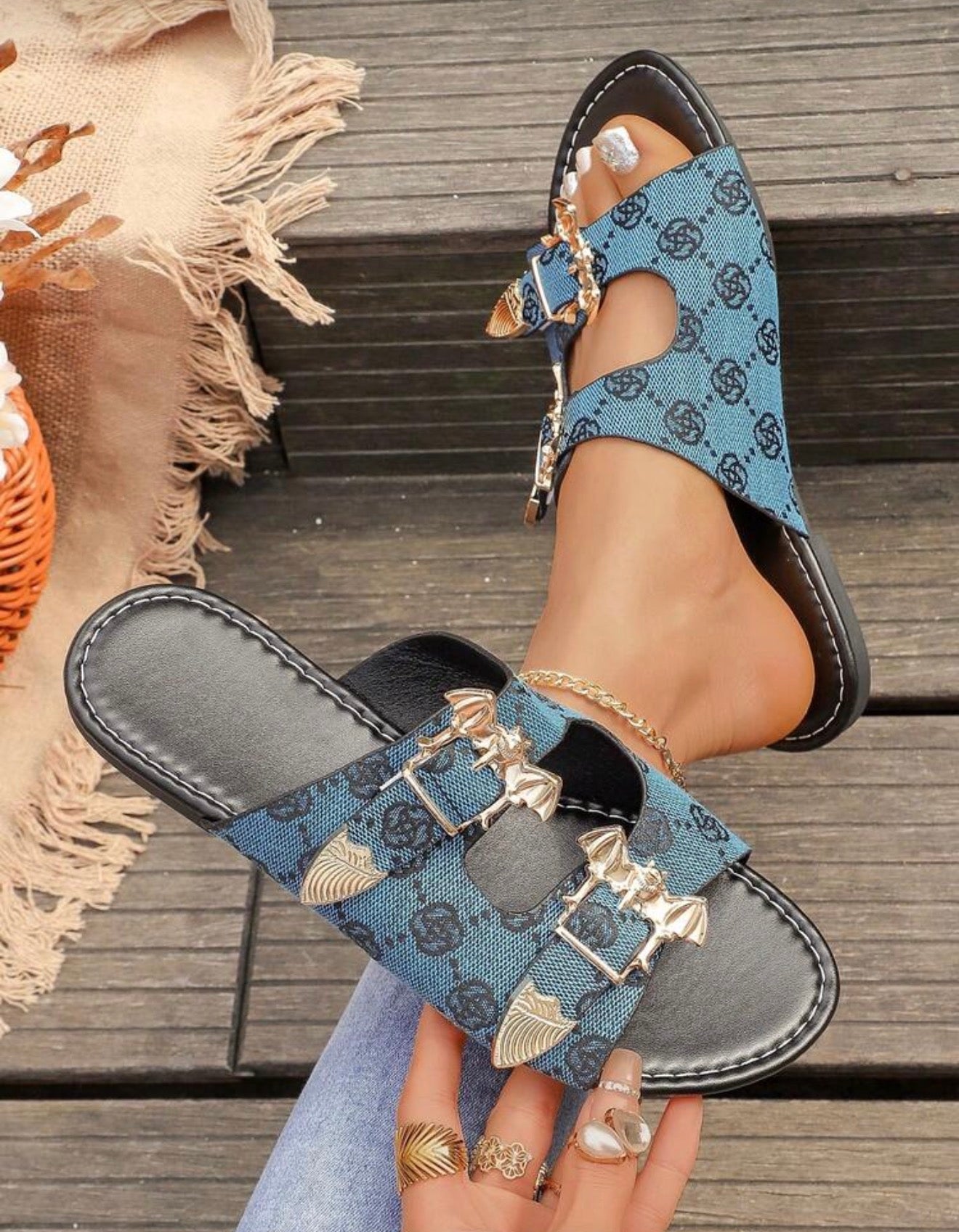 2-cross Pendant Sandals